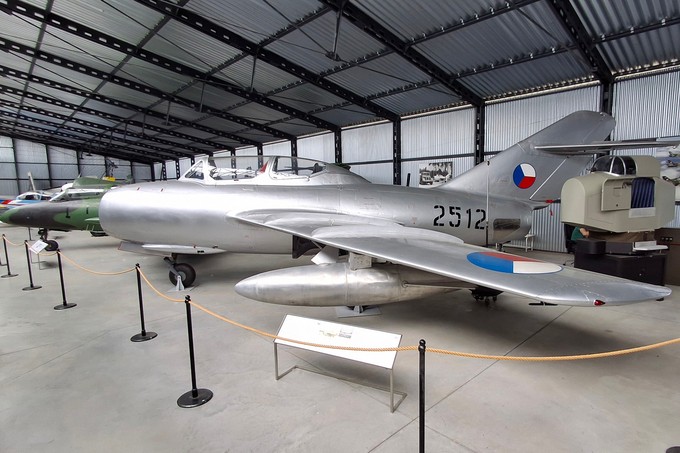 Eine MiG-15 in einem der sechs Hangars.
