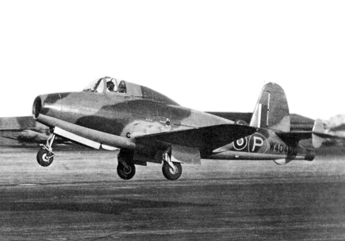 Erst sechs Jahre machte sich der ehemalige Pilot der Royal Air Force wieder ans Werk. Eineinhalb Jahre nach dem ersten Düsenflug der Heinkel He 178 hob 1940 mit der Gloster E.28/39 der erste britische Flieger mit Düsenmotor ab.