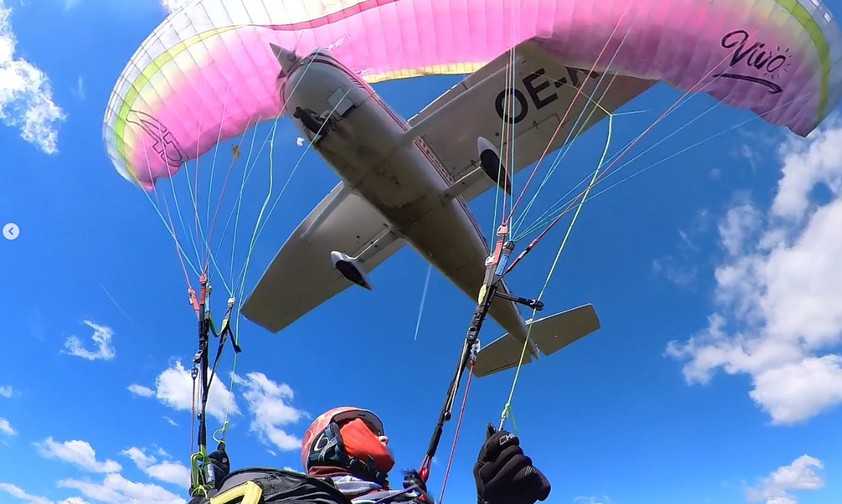 Der Moment vor dem Absturz: Die Cessna kollidiert mit dem Gleitschirm.
