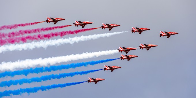 Überflug: Die Red Arrows der Royal Air Force zeigen sich in Formation.