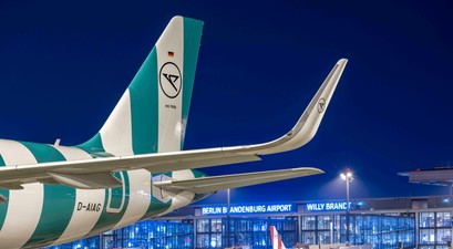 Zwei Condor-Flugzeuge am BER: Der Ferienflieger setzt die Flüge im Sommer nach Dubai aus.