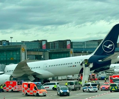D-ABPQ: Die Boeing 787-9 liegt mit der Nase auf dem Boden.