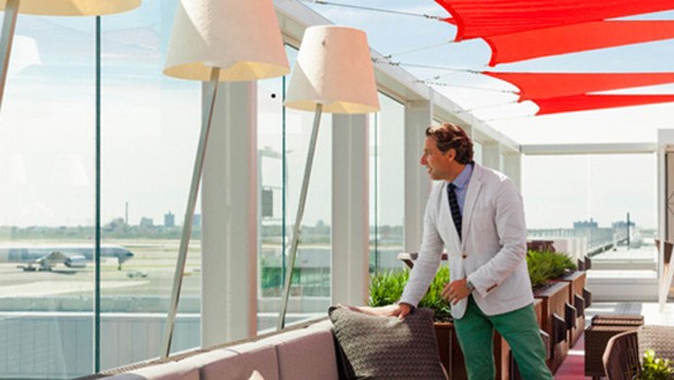 Sky Deck heißt die neue Terasse der Delta Sky Clubs in Atlanta und New York City. Von der Freiluft-Terasse aus können Besucher das Geschehen auf der Piste genau beobachten.