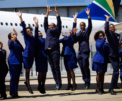 Crew von South African Airways vor einem Airbus A330: Die Flotte soll wachsen.