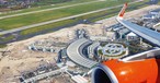 Easyjet-Flieger über dem Flughafen Düsseldorf (Montage): Künftig wieder zu sehen.