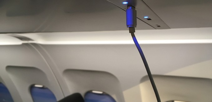 Schon zum Test bereit hat die Lufthansa-Tochter auf der Messe eine andere Variante: USB-Anschlüsse in der Decke.
