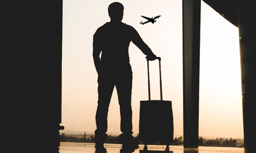 Passagier mit Koffer: Wie hoch Gepäckgebühren sind, ist nicht immer sofort klar.