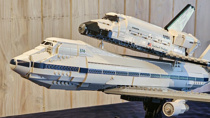 Der Space Shuttle wird an drei Punkten auf dem Rücken der 747 befestigt.