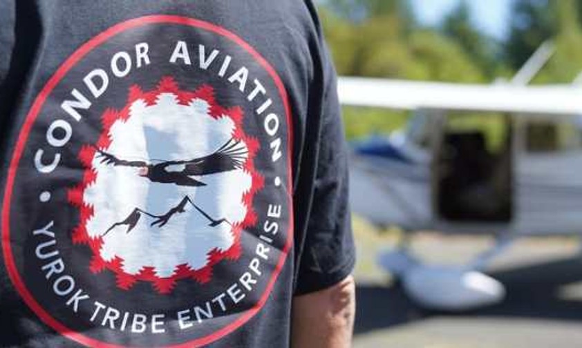 Mitglied des Yurok-Stammes vor der Cessna 182: Condor Aviation wächst.