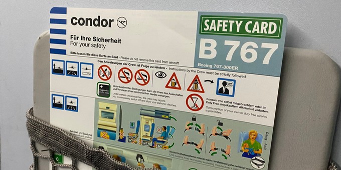 Den Fluggästen vor dem Start zur Lektüre empfohlen: die Boeing-767-Safety-Card von Condor.