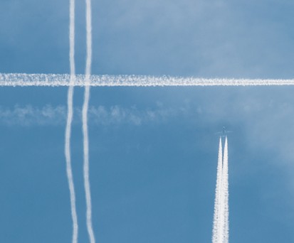 Flugzeuge in der Luft: Mit E-Triebwerk oder Biokraftstoffen könnte man fliegen.