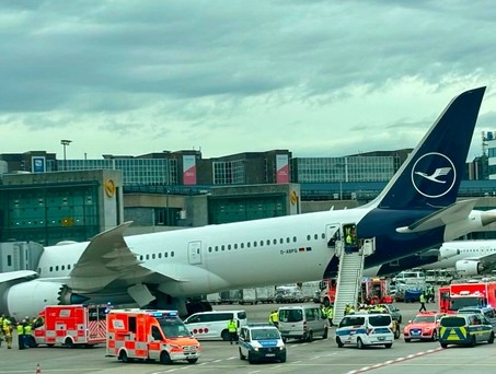D-ABPQ: Die Boeing 787-9 liegt mit der Nase auf dem Boden.