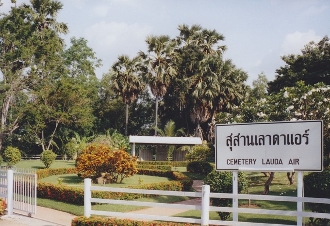 Der Friedhof für die Opfer von Flug NG004 in Thailand.