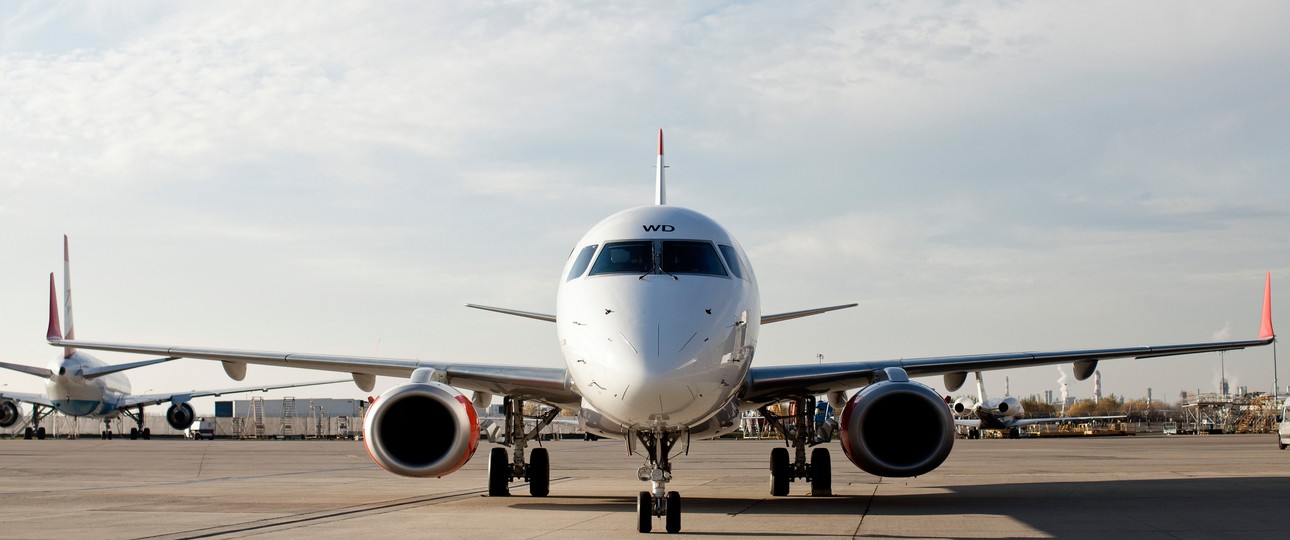 Embraer E195 von Austrian Airlines: In solch ein Flugzeug drang der Mann ein.