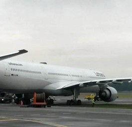 Der festgefahrene Airbus A340: Inzwischen wurde er abgeschleppt.