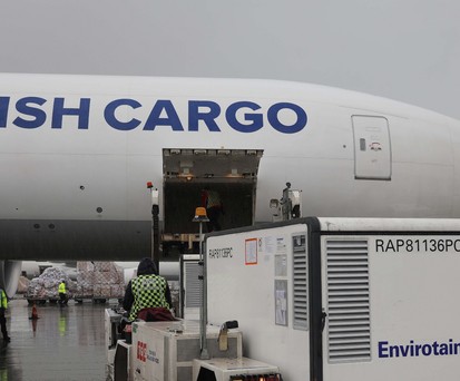 Beladung eines Frachters von Turkish Cargo mit Impfstoff: Gigantische logistische Herausforderung für die Branche.
