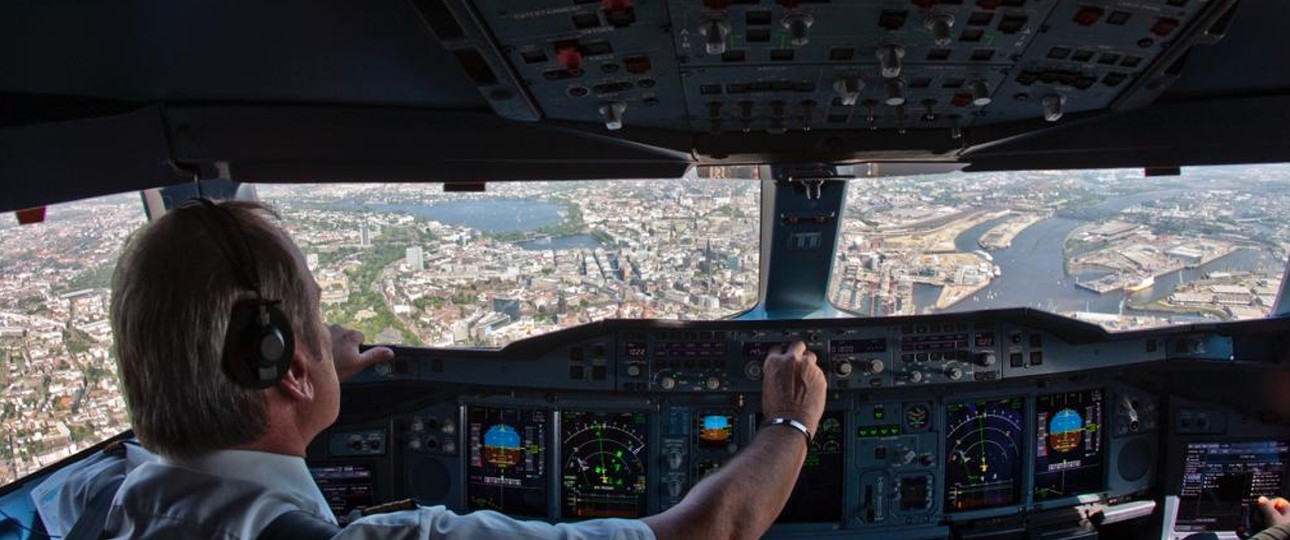 Jürgen Raps im Cockpit eines A380 über Hamburg.