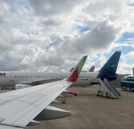 Lufthansa-Flugzeug am Flughafen Lissabon: Lufthansa Group steigt bei TAP ein.