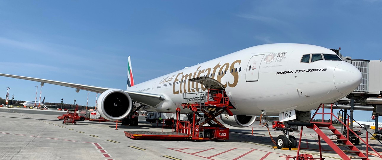 Boeing 777-3000 ER von Emirates am Gate in Hamburg.