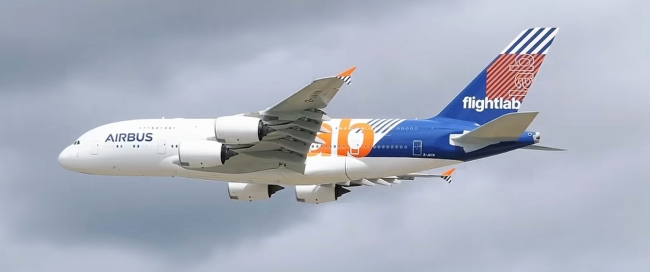 Der Airbus A380 im Flightlab-Design beim tiefen Überflug: Ein Triebwerk wird ausgetauscht werden.