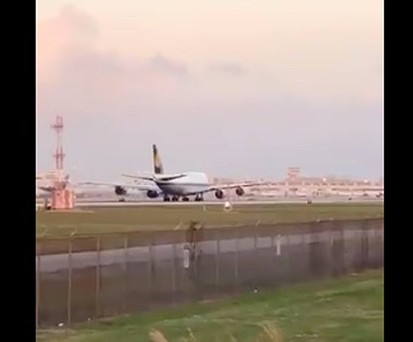 Die Boeing 747-8 von Lufthannsa beim Start: Die Perspektive der Kamera verzerrt die wirkliche Distanz.