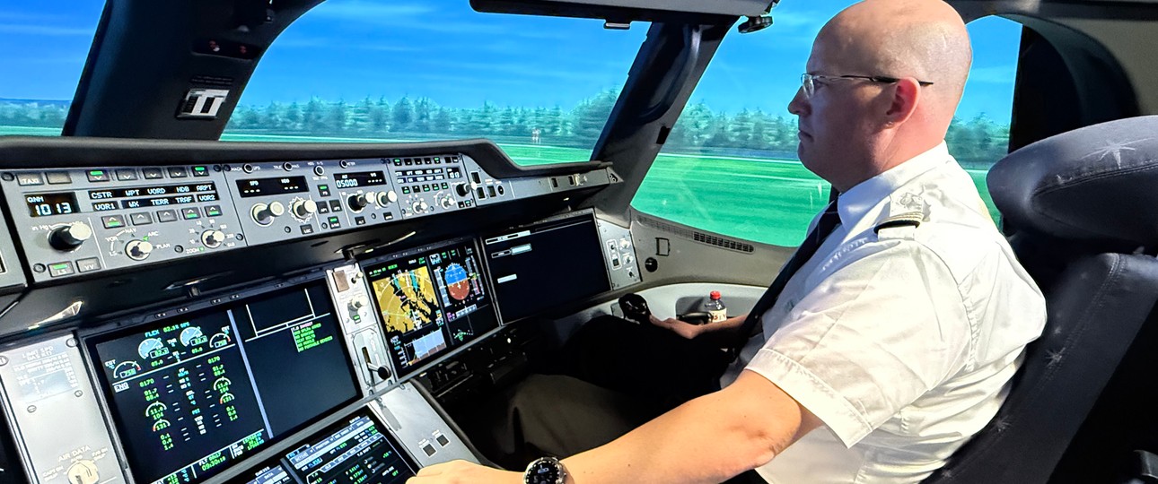 Ein Pilot von Swiss im Simulator: Ausbildung ist neu vor der Haustür möglich.