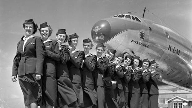 Danach kam aber die große Zeit der Luftfahrt: Flugbegleiterinnen 1955 vor einer Constellation L-749 von KLM.