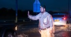 Polizist regelt, wer durch kann: In Dubai herrscht Chaos.