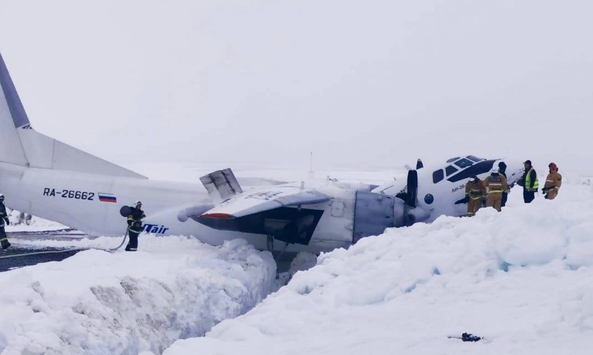 Die Antonov An-26 blieb rund 1000 Meter vor der Piste im Schnee stecken.