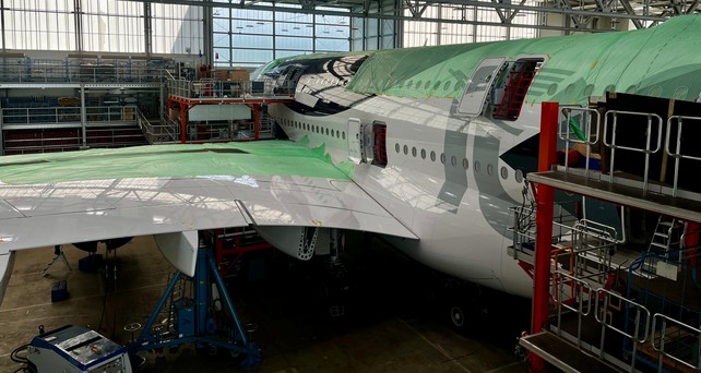 Airbus A380 von Lufthansa: Die D-AIMH wird noch bis Anfang Juni in. Dresden umgebaut.