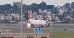 Flammen am Triebwerk: Der Airbus A330 von Swiss musste den Start abbrechen.