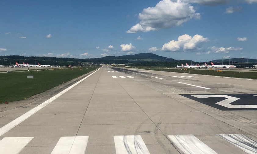 Piste des Flughafens Zürich: Wer künftig abfliegt, muss eine Flugticketabgabe bezahlen.
