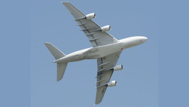 Bei der Dienstgipfelhöhe gewinnt dagegen der A380. Er kann auf 13'100 Meter hoch fliegen, die An225 nur auf 11'000 Meter. Auch bei der Reichweite gewinnt der Airbus: 15'700 Kilometer bei Standardbeladung gegenüber 15'400 Kilometer bei der An225.