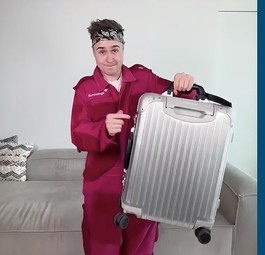 Der Kofferanzug von Eurowings: Es soll alles reinpassen, was sonst in den Rollkoffer ginge.