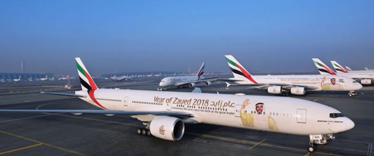 Airbus A380 und Boeing 777 mit Spezialbemalung: Ehre für den Gründervater des Staatenbundes.