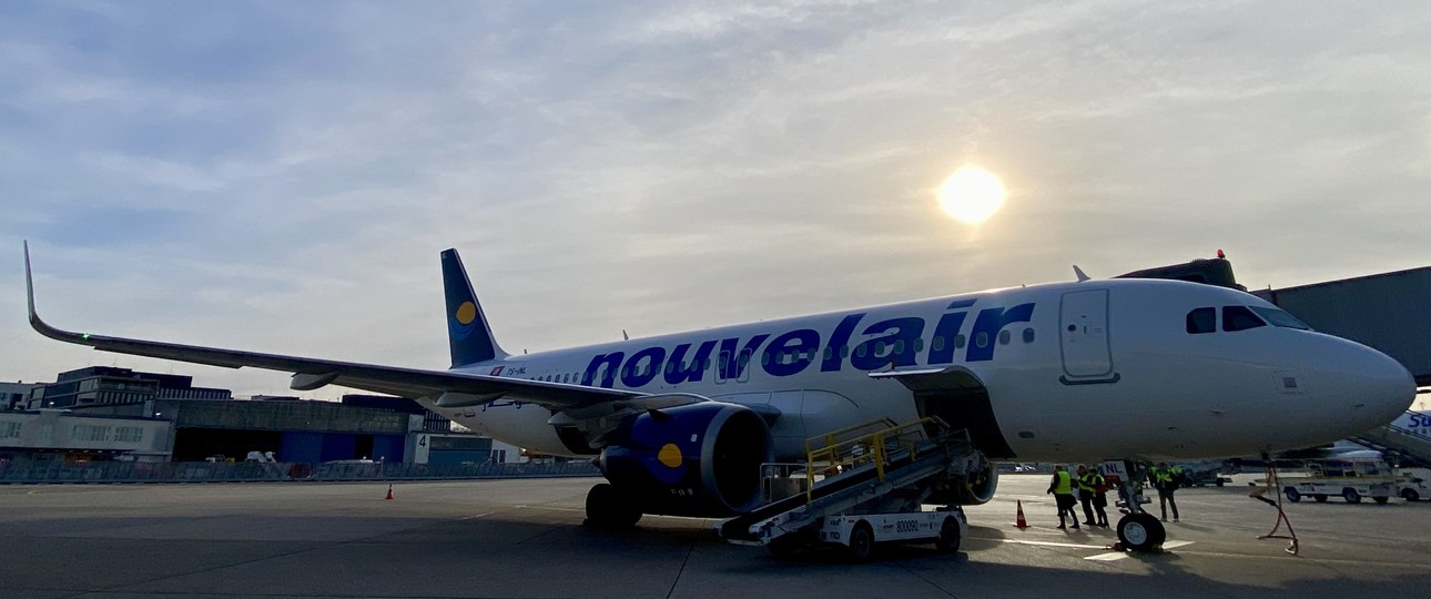 Ein Airbus A320 Neo von Nouvelair am Flughafen Düsseldorf. Der Jet ...