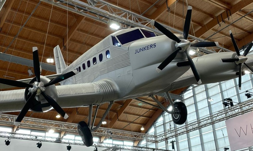 Bei der Messe Aero Friedrichshafen ist schon ein Modell der Junkers Ju-52 NG zu sehen.