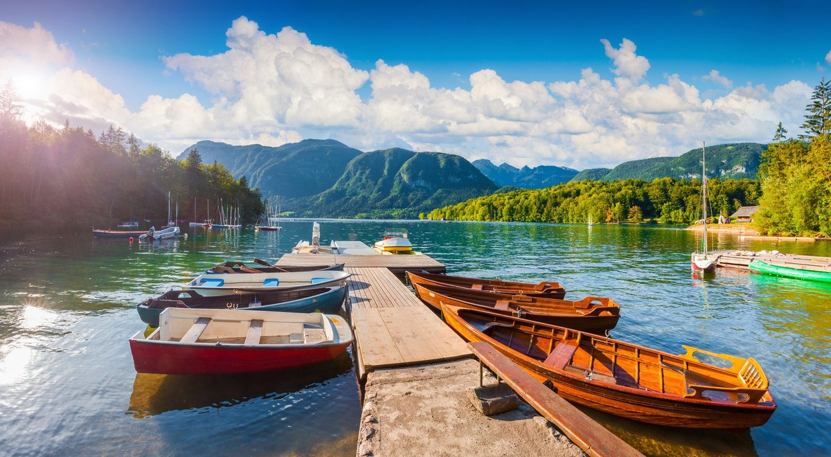 Bohinji See an einem sonnigen Morgen