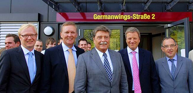 Ewig ist jedoch nicht immer ewig: Die <a href="https://www.aerotelegraph.com/die-germanwings-strasse-wird-ausradiert">Germanwings-Straße in Köln gibt es inzwischen nicht mehr</a>. Nach neun Jahren wurde sie wieder in Waldstraße umbenannt, weil die Airline sich heute Eurowings nennt.