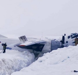 Die Antonov An-26 blieb rund 1000 Meter vor der Piste im Schnee stecken.