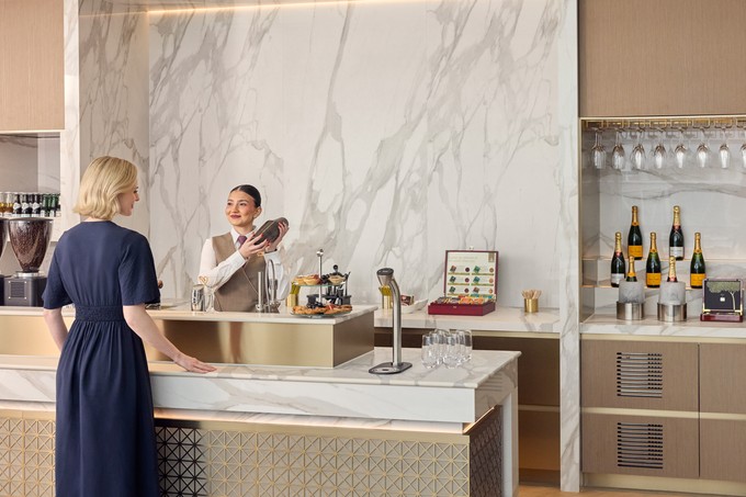 Die Bar mit Barkeeperin, wo frische Drinks zubereitet werden.