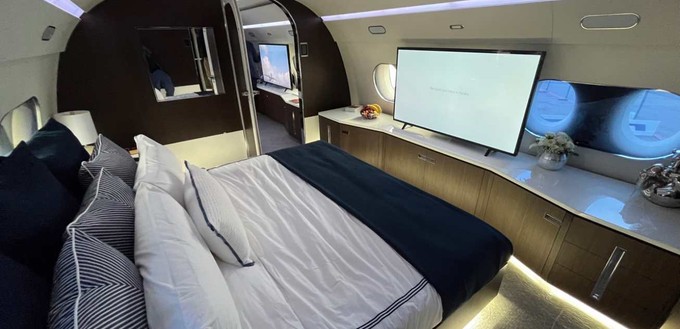 Das Schlafzimmer ist mit eigenem Monitor und einem King-Size-Bett ausgestattet.