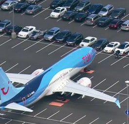 737 Max von Tuifly stehen auf Mitarbeiterparkplatz
