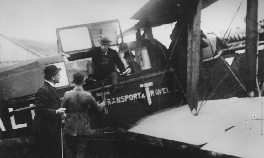 Der erste Flug von KLM fand am 17. Mai 1920 statt – er führte von London nach Schiphol, in einer geleasten De Havilland DH.16. Auf dem Rückflug nach London waren die ersten Passagiere an Bord: zwei Journalisten.