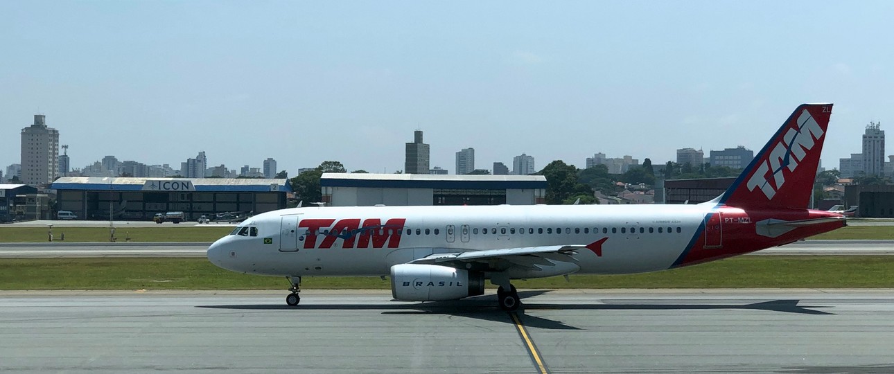 Airbus A320 von Latam (noch in den alten Tam-Farben) in São Paulo-Congonhas: Gol und Latam hätten mit Azul einen harten Konkurrenten bekommen.