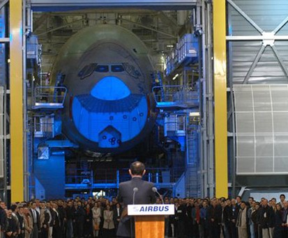 Der französische Premierminister Jean-Pierre Raffarin eröffnet im Mai 2004 feierlich die A380-Produktion bei Airbus in Toulouse.