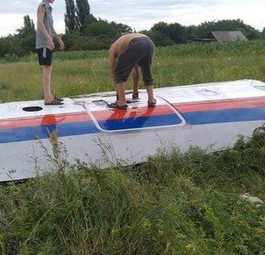 Bewohner auf Trümmern: Ermittler fanden womöglich Splitter einer Buk-Rate.