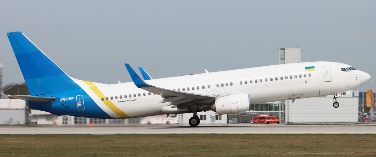 Die UR-PSF im März 2024, in der Zeit bei Windrose Airlines - das Ukraine-International-Logo war damals schon entfernt, der Fly-One-Schriftzug noch nicht aufgebracht: Heute trägt die Boeing 737-800 das Design von Georgian Airways und die Kennung 4L-GTO.