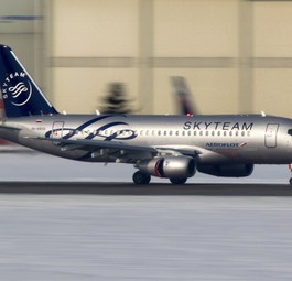 Superjet von Aeroflot in Skyteam-Bemalung: Die Nationalairline will mehr Exemplare des heimischen Fliegers.