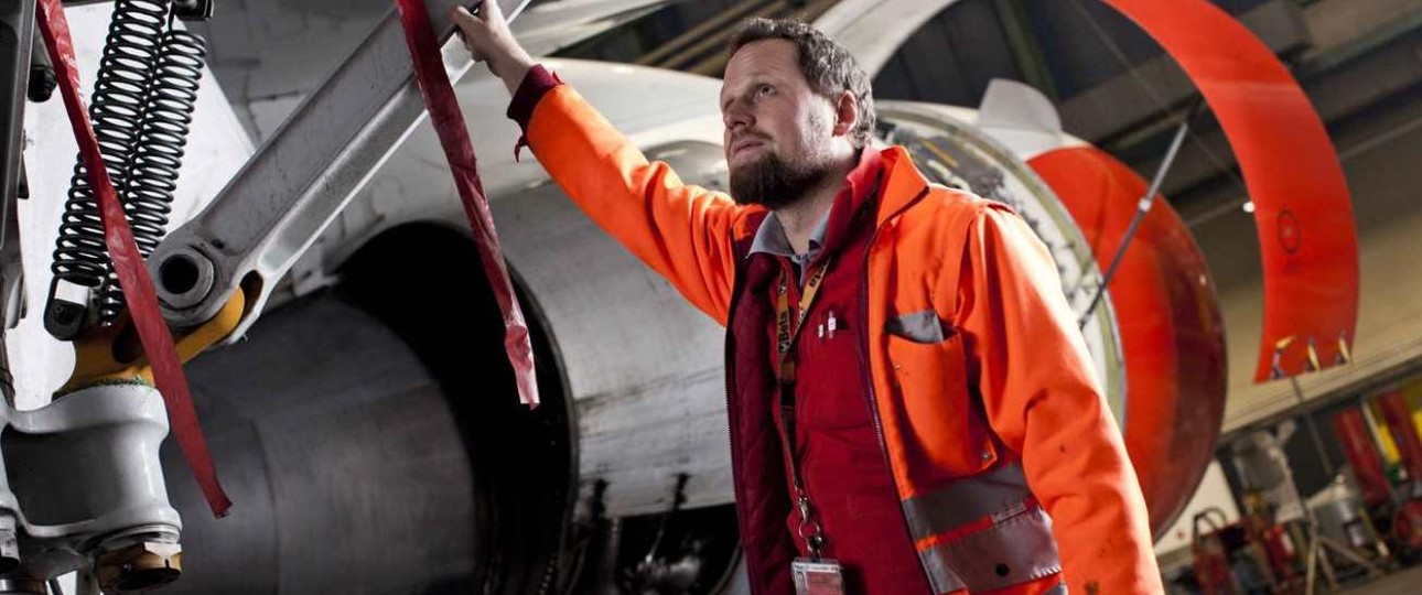 Ein Techniker an einem Flugzeug: Weltweit werden in den kommenden zehn Jahren rund 400.000 neue Techniker und Technikerinnen benötigt.